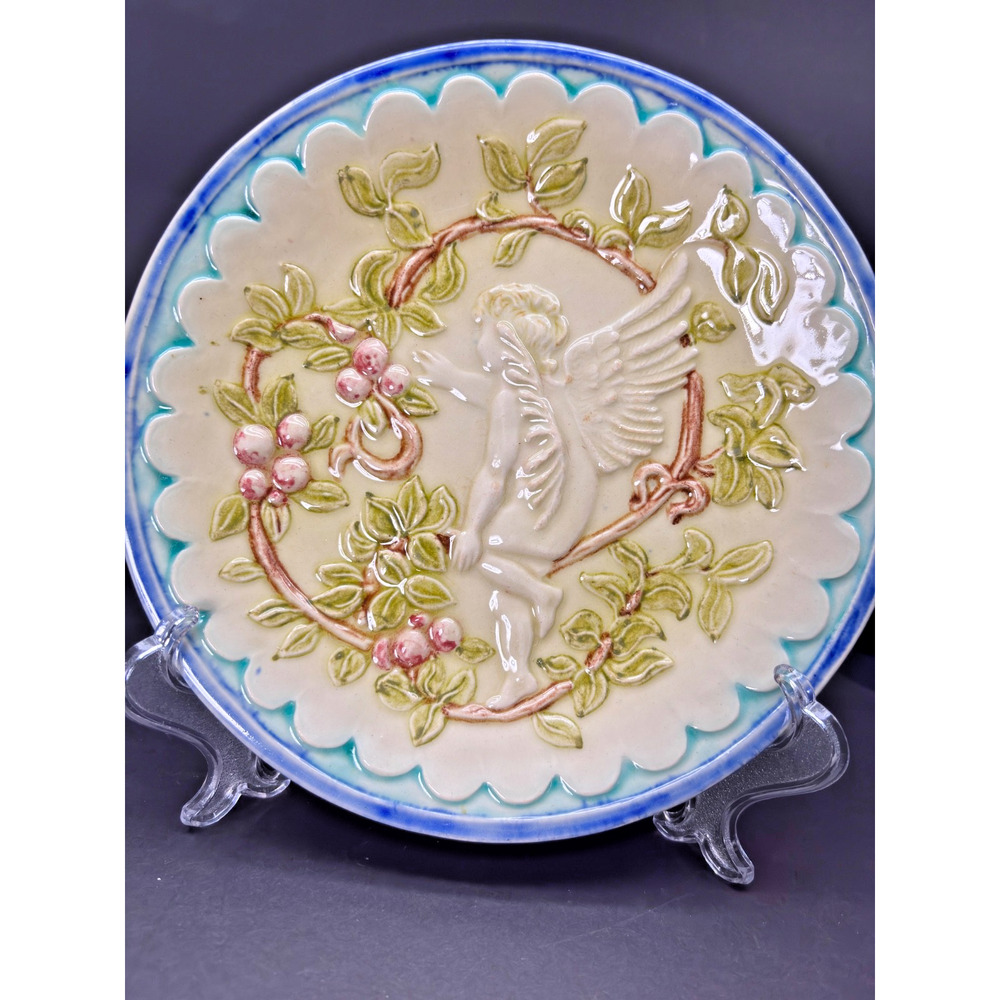 Majolica Angelic Cherub Figure, Leaves & Berries Plate 8 1/4" - Picture 9 of 11
